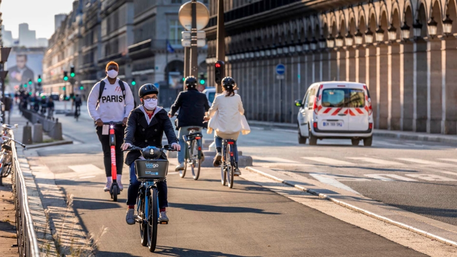 Capa Principal - Pessoas andando de bicicleta em Paris