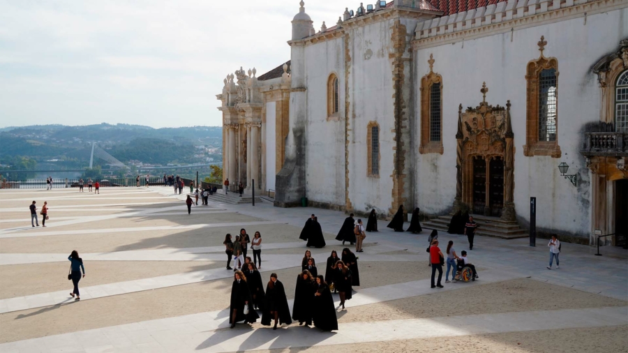 Capa Principal - Universidade portuguesa com estudantes na frente