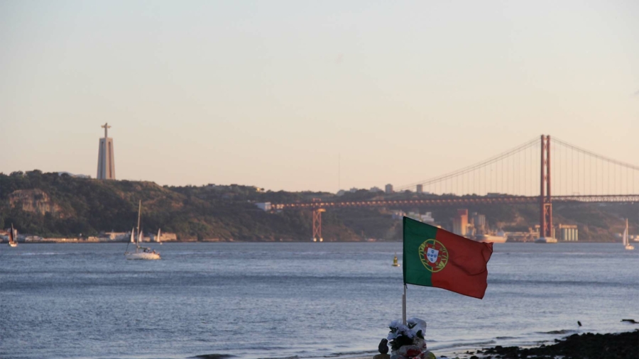 Capa Principal 1 - Cidade portuguesa com bandeira