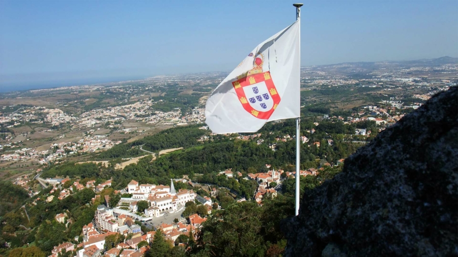 Capa Principal 2 - Cidade portuguesa com bandeira