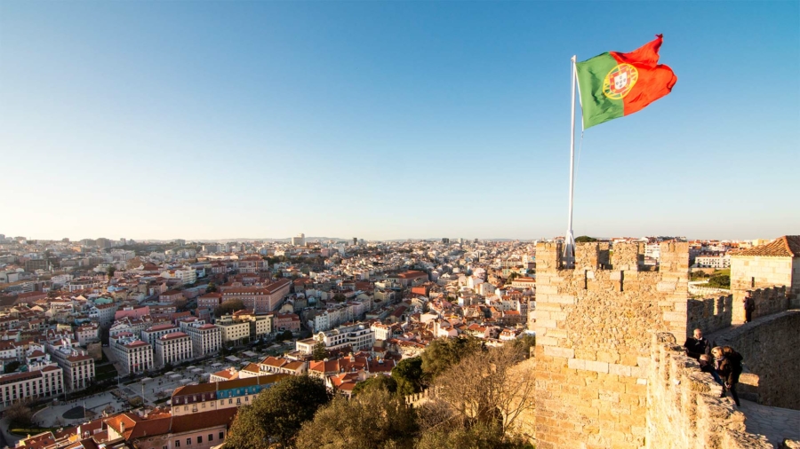 Capa Principal - Cidade portuguesa com bandeira do país