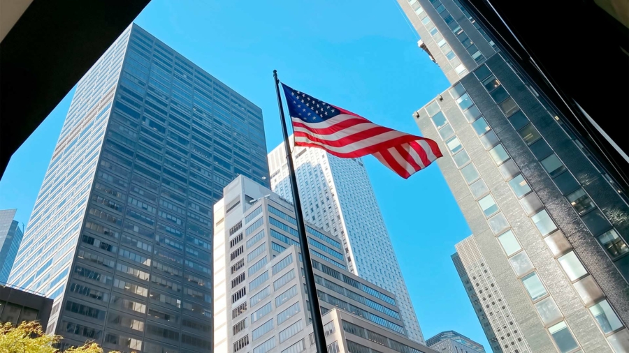 Capa Principal - Edifícios comerciais com a bandeira dos Estados Unidos