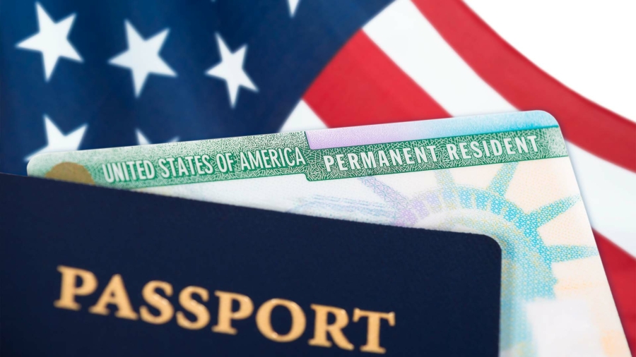 Capa principal - Green Card e passaporte em cima da bandeira dos EUA